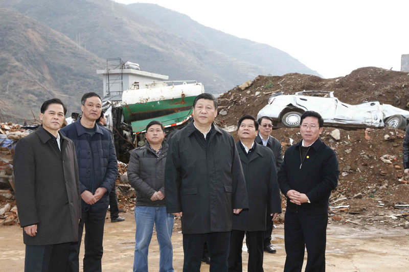 這是1月19日，習(xí)近平在魯?shù)榭h龍頭山鎮(zhèn)，踏上廢墟查看災(zāi)情。新華社記者 鞠鵬 攝