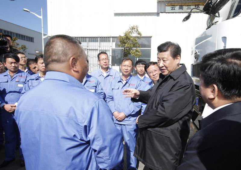 這是1月20日，習(xí)近平來(lái)到大理國(guó)家級(jí)經(jīng)濟(jì)技術(shù)開發(fā)區(qū)力帆駿馬車輛有限公司，了解企業(yè)發(fā)展?fàn)顩r。新華社記者 鞠鵬 攝