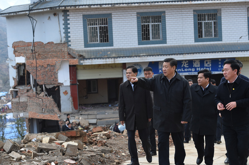 這是1月19日，習(xí)近平在魯?shù)榭h龍頭山鎮(zhèn)，踏上廢墟查看災(zāi)情。新華社記者 張鐸 攝