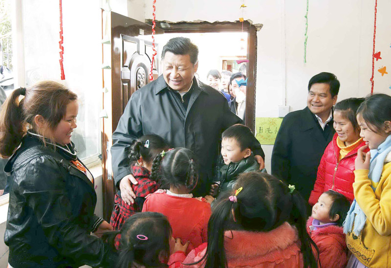 這是1月19日，習(xí)近平來(lái)到魯?shù)榭h小寨鎮(zhèn)甘家寨紅旗社區(qū)過(guò)渡安置點(diǎn)，走進(jìn)兒童活動(dòng)室，同孩子們玩游戲。新華社記者 鞠鵬 攝