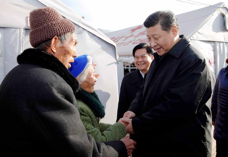 這是1月19日，習近平來到魯?shù)榭h小寨鎮(zhèn)甘家寨紅旗社區(qū)過渡安置點，看望鄒體富老兩口。新華社記者 鞠鵬 攝