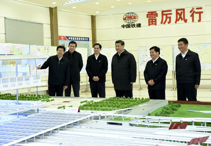 這是1月20日，習(xí)近平來到正在建設(shè)中的昆明火車南站，詳細了解工程設(shè)計和施工進度。新華社記者 張鐸 攝