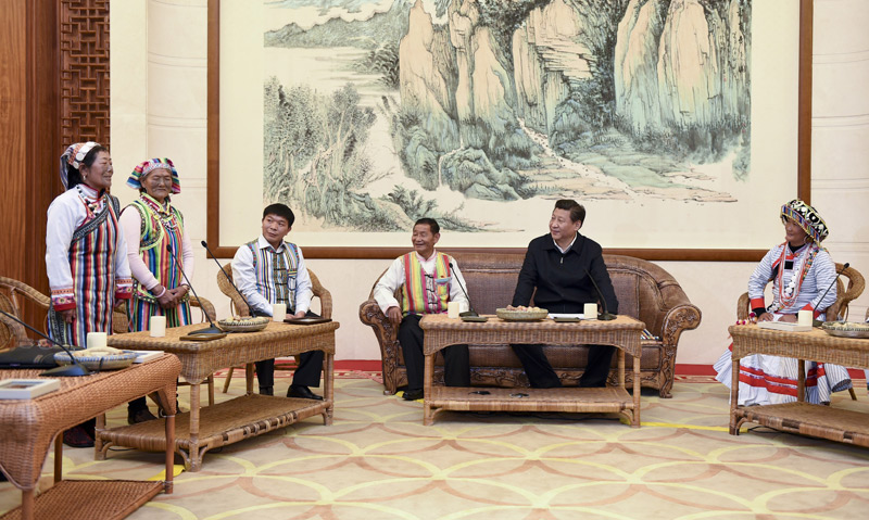 這是1月20日，習(xí)近平在仔細(xì)傾聽(tīng)兩位獨(dú)龍族婦女唱的民族特色歌曲。新華社記者 張鐸 攝