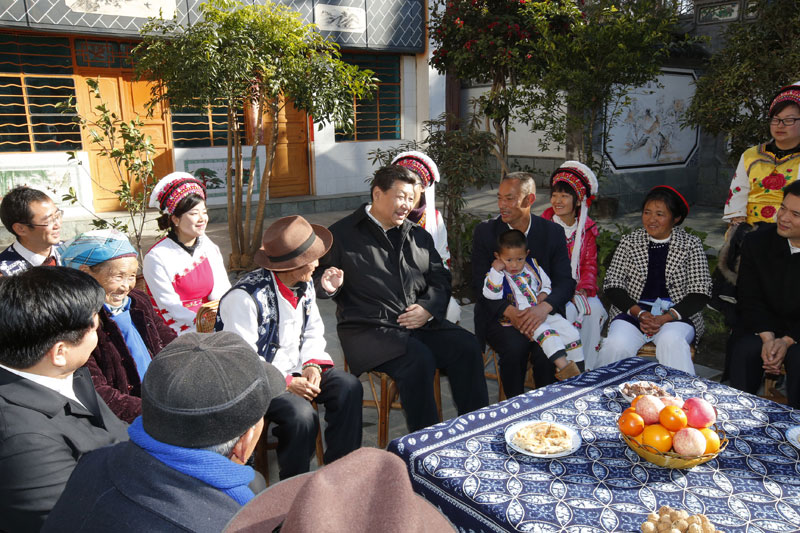 這是1月20日，習(xí)近平來到大理白族自治州大理市灣橋鎮(zhèn)古生村村民李德昌家，同村民們圍坐在一起親切拉家常。新華社記者 鞠鵬 攝