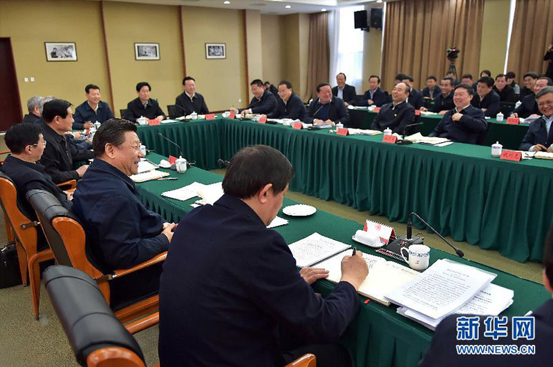 這是13日下午，習(xí)近平在中國(guó)延安干部學(xué)院主持召開陝甘寧革命老區(qū)脫貧致富座談會(huì)。新華社記者 李濤 攝