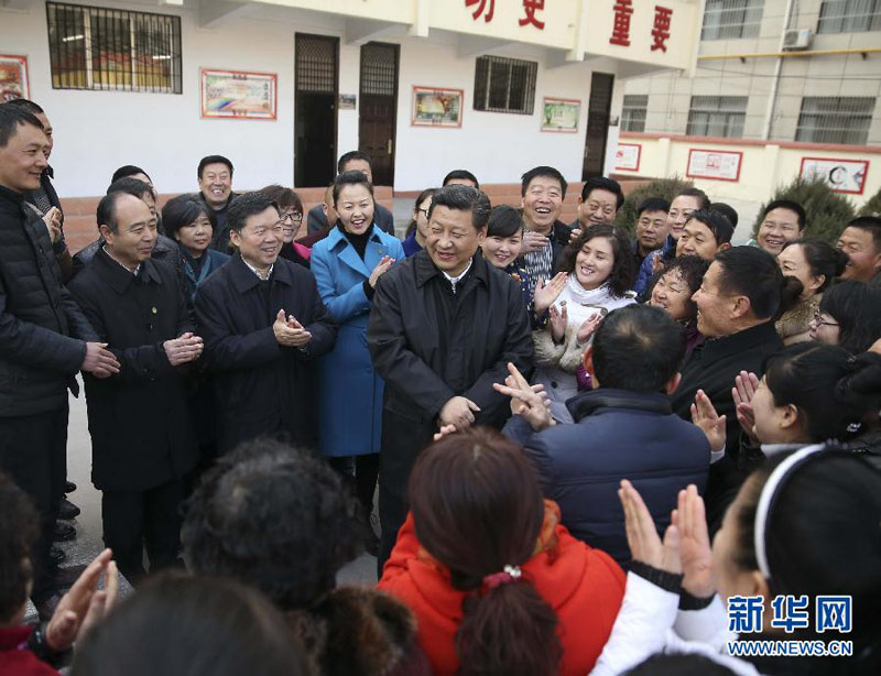這是14日上午，習(xí)近平在延安市楊家?guī)X福州希望小學(xué)視察后，與聞?dòng)嵹s來(lái)的附近群眾親切交流並向大家拜年。 新華社記者 蘭紅光 攝
