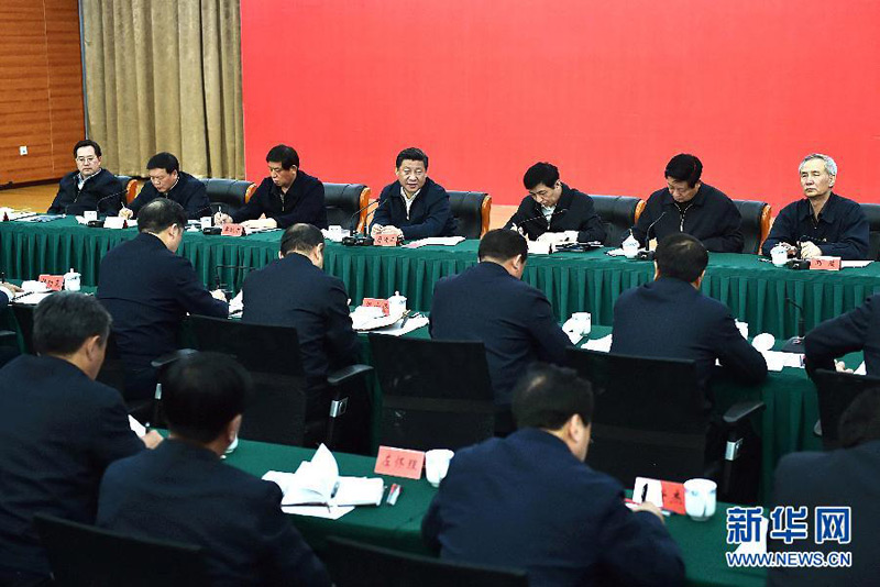 這是13日下午，習(xí)近平在中國延安干部學(xué)院主持召開陝甘寧革命老區(qū)脫貧致富座談會(huì)。 新華社記者 李濤 攝