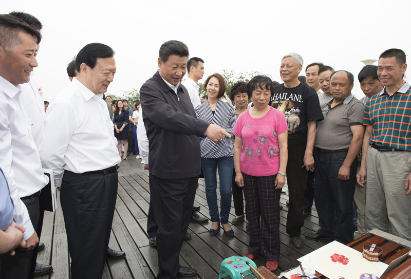 這是5月26日下午，習(xí)近平在杭州錢江新城城市陽臺(tái)與群眾親切交談。新華社記者 謝環(huán)馳 攝