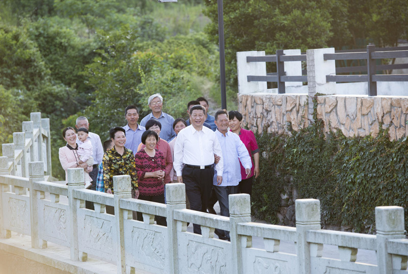 這是5月25日下午，習近平在舟山定海區(qū)干（石覽）鎮(zhèn)新建社區(qū)視察。新華社記者謝環(huán)馳攝