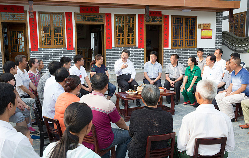 這是16日下午，習(xí)近平在遵義縣楓香鎮(zhèn)花茂村同村民座談。新華社記者 黃敬文 攝