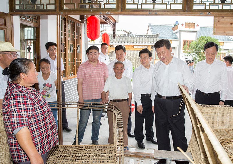 這是16日下午，習(xí)近平在遵義縣楓香鎮(zhèn)花茂村查看村民的藤編工藝。新華社記者 黃敬文 攝