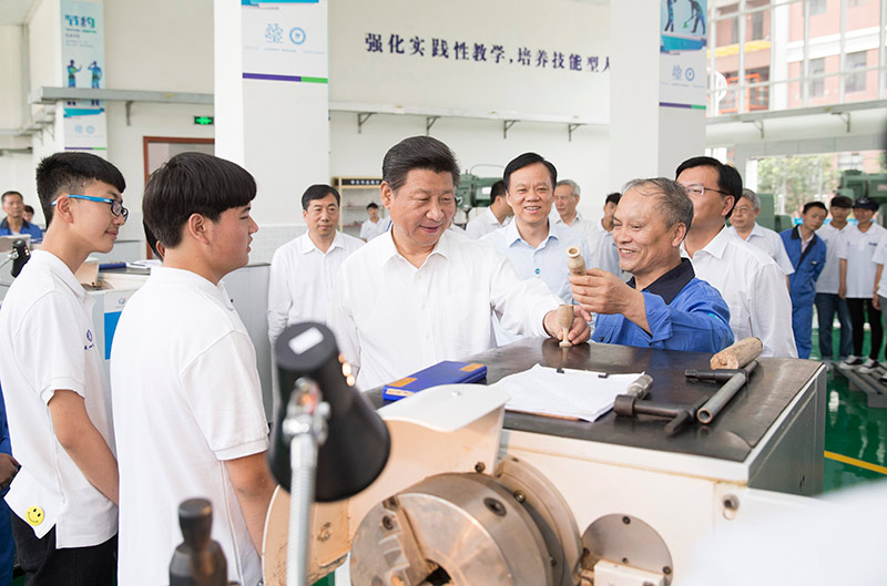 這是17日下午，習(xí)近平在貴州省機(jī)械工業(yè)學(xué)校同正在進(jìn)行車加工實(shí)訓(xùn)的師生交流。新華社記者 黃敬文 攝