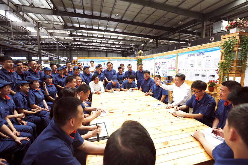 這是7月17日，習(xí)近平在吉林東北工業(yè)集團(tuán)長春一東離合器股份有限公司的車間班組園地同職工座談。新華社記者 鞠鵬 攝