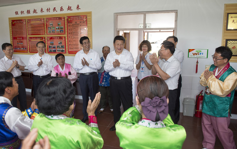 這是7月16日，習近平在延邊州和龍市東城鎮(zhèn)光東村村委會觀看村民們排練朝鮮族舞蹈。新華社記者 謝環(huán)馳 攝