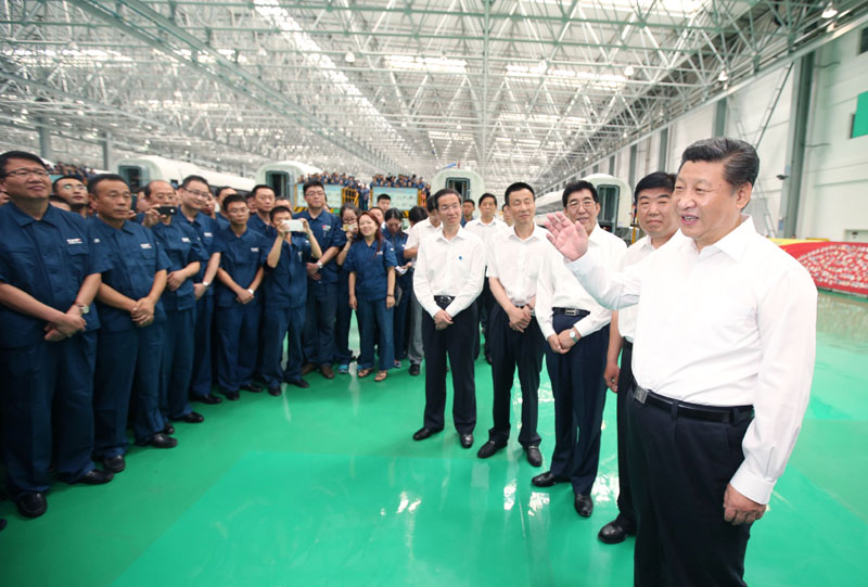 這是7月17日，習近平在中國中車長春軌道客車股份有限公司考察時同現(xiàn)場職工交流。新華社記者 姚大偉 攝