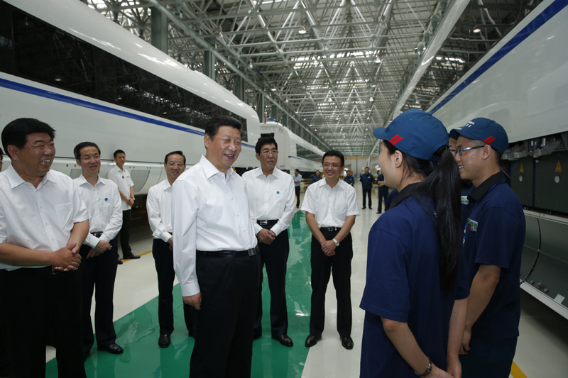 這是7月17日，習(xí)近平在中國中車長春軌道客車股份有限公司總裝車間同接線班工人親切交談。新華社記者 鞠鵬 攝