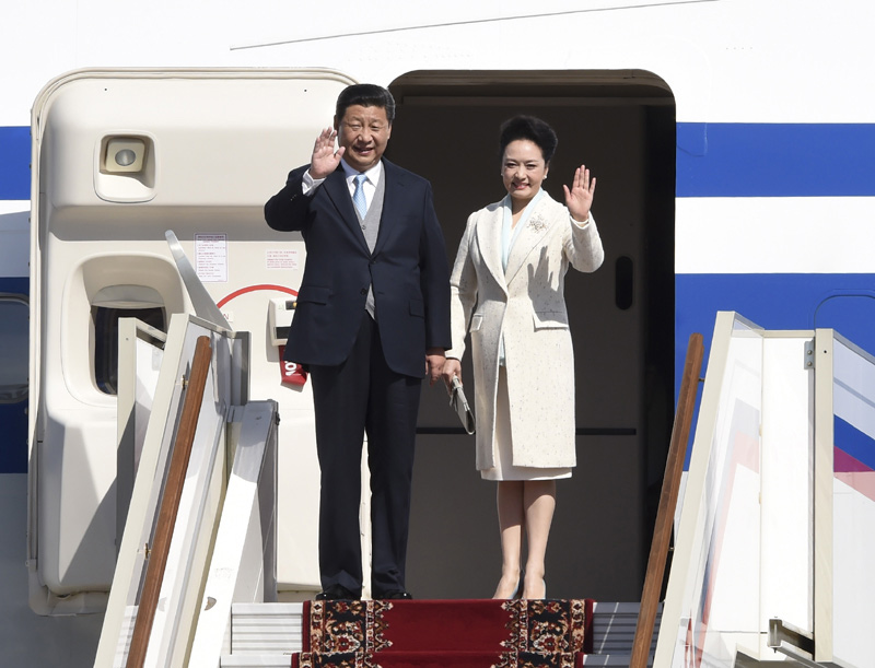 5月8日，國家主席習近平抵達俄羅斯首都莫斯科，開始訪問俄羅斯，並出席即將舉行的俄羅斯紀念衛(wèi)國戰(zhàn)爭勝利70周年慶典。這是習近平和夫人彭麗媛步出艙門。新華社記者 張鐸 攝