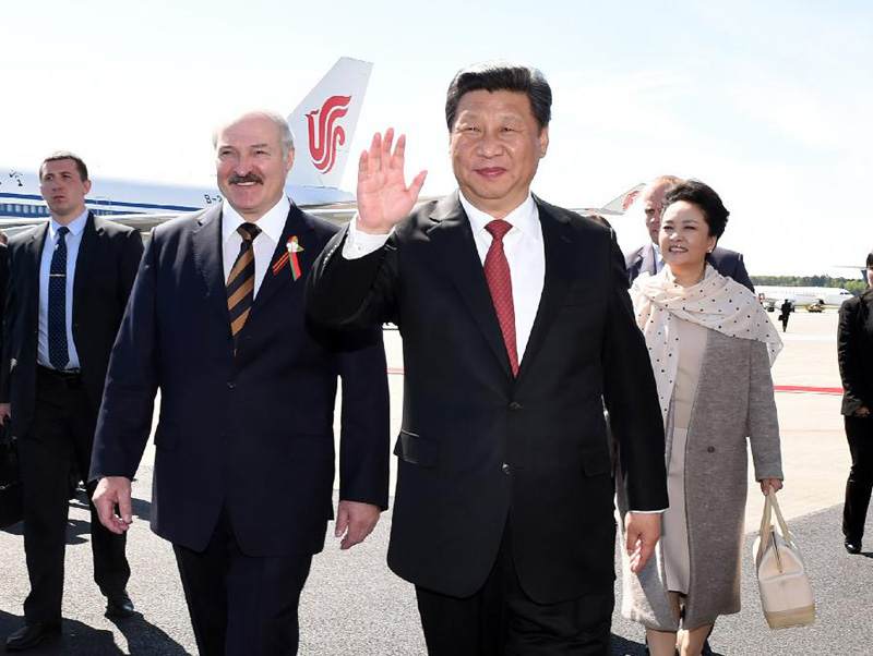 5月10日，國家主席習(xí)近平抵達(dá)白俄羅斯首都明斯克，開始對(duì)白俄羅斯進(jìn)行國事訪問。白俄羅斯總統(tǒng)盧卡申科偕白俄羅斯政府高級(jí)官員到機(jī)場(chǎng)迎接習(xí)近平和夫人彭麗媛。新華社記者 饒愛民 攝 