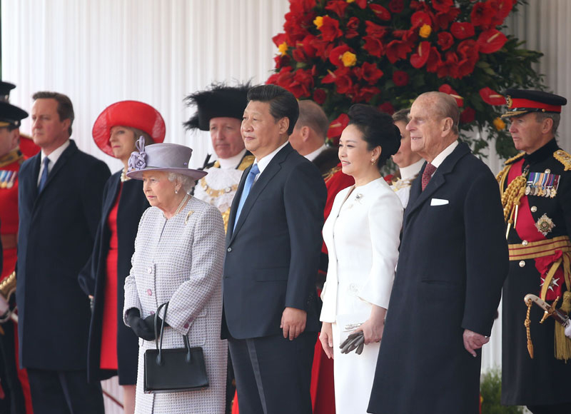 10月20日，對(duì)英國(guó)進(jìn)行國(guó)事訪(fǎng)問(wèn)的國(guó)家主席習(xí)近平出席英國(guó)女王伊麗莎白二世在倫敦騎兵檢閱場(chǎng)舉行的隆重歡迎儀式。新華社記者 龐興雷 攝