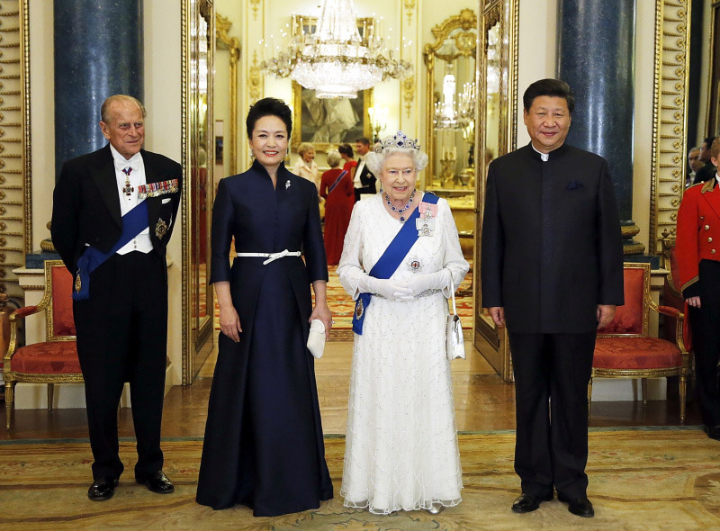 10月20日，國(guó)家主席習(xí)近平在倫敦白金漢宮出席英國(guó)女王伊麗莎白二世舉行的歡迎晚宴。新華社記者 鞠鵬 攝
