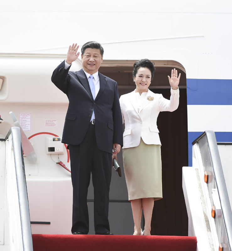 12月1日，中國(guó)國(guó)家主席習(xí)近平乘專機(jī)抵達(dá)津巴布韋首都哈拉雷，開始對(duì)津巴布韋進(jìn)行國(guó)事訪問。這是習(xí)近平和夫人彭麗媛向歡迎人群揮手致意。新華社記者 謝環(huán)馳 攝