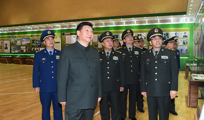 這是習(xí)近平參觀解放軍報創(chuàng)刊60周年主題展。新華社記者 李剛 攝