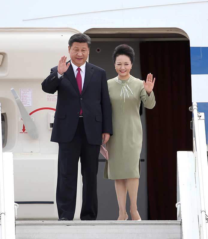 12月2日，國(guó)家主席習(xí)近平抵達(dá)南非首都比勒陀利亞，開(kāi)始對(duì)南非進(jìn)行國(guó)事訪問(wèn)。這是習(xí)近平和夫人彭麗媛向歡迎人群揮手致意。新華社記者 龐興雷 攝