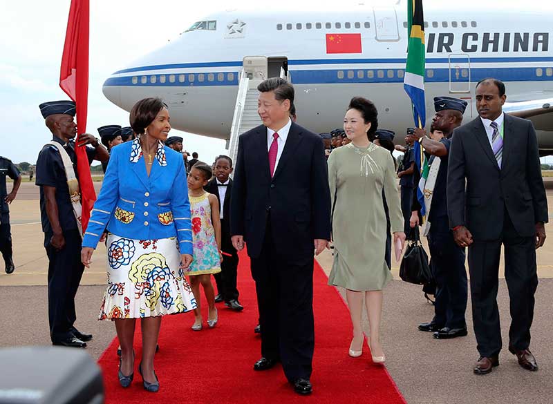 南非外長(zhǎng)馬沙巴內(nèi)等政府高級(jí)官員到機(jī)場(chǎng)迎接習(xí)近平和夫人彭麗媛。新華社記者 蘭紅光 攝