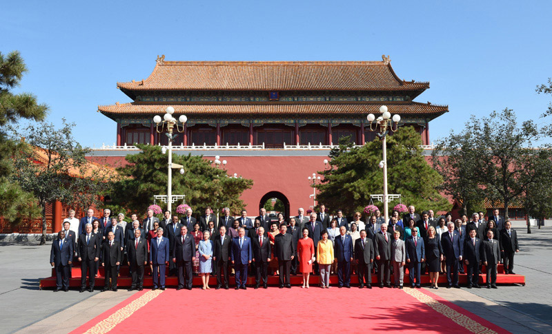 9月3日，紀念中國人民抗日戰(zhàn)爭暨世界反法西斯戰(zhàn)爭勝利70周年大會在北京天安門廣場隆重舉行。紀念大會開始前，中共中央總書記、國家主席、中央軍委主席習近平和夫人彭麗媛在端門外廣場迎接出席大會的外方代表團團長及其配偶，並同他們合影留念。新華社記者 王曄 攝