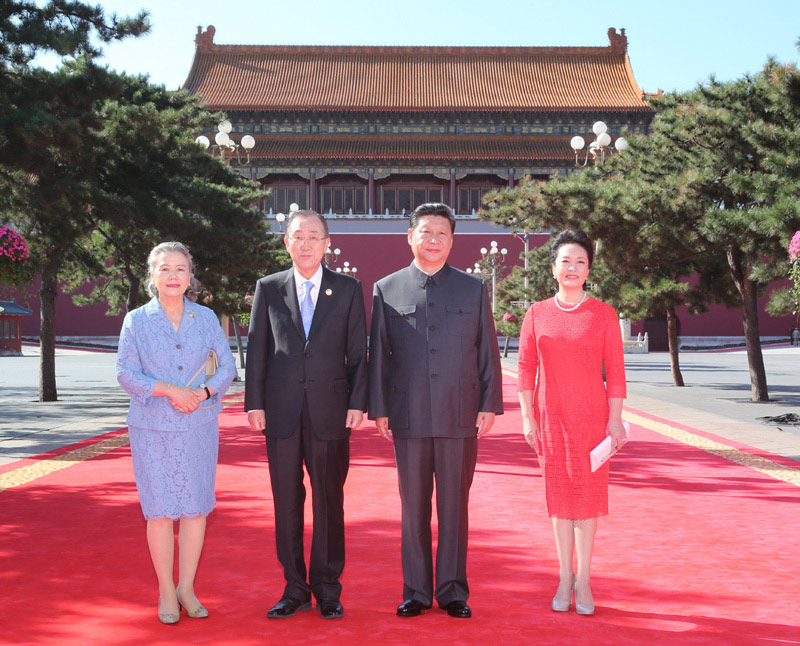 9月3日，紀(jì)念中國人民抗日戰(zhàn)爭(zhēng)暨世界反法西斯戰(zhàn)爭(zhēng)勝利70周年大會(huì)在北京天安門廣場(chǎng)隆重舉行。這是習(xí)近平夫婦與聯(lián)合國秘書長潘基文夫婦合影。新華社記者 丁林 攝