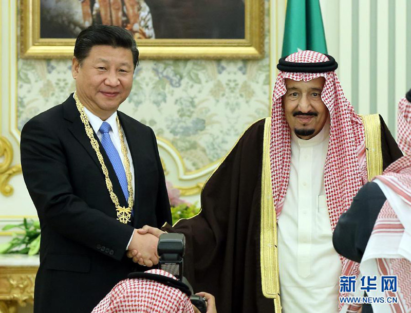 當?shù)貢r間1月19日，國家主席習近平在利雅得同沙特阿拉伯國王薩勒曼舉行會談。會談后，薩勒曼國王向習近平授予阿卜杜勒－阿齊茲勛章。新華社記者鞠鵬攝