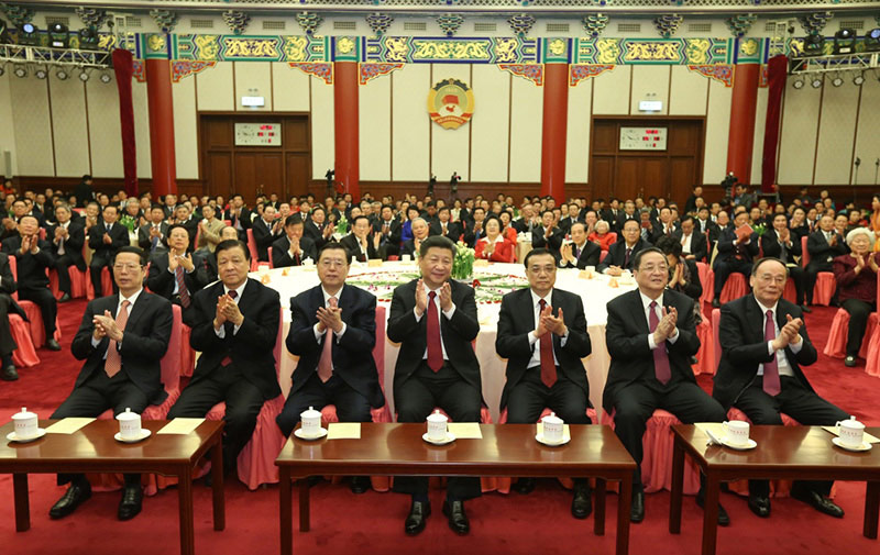 12月31日，全國(guó)政協(xié)在北京舉行新年茶話會(huì)。黨和國(guó)家領(lǐng)導(dǎo)人習(xí)近平、李克強(qiáng)、張德江、俞正聲、劉雲(yún)山、王岐山、張高麗出席茶話會(huì)並觀看演出。新華社記者 龐興雷 攝