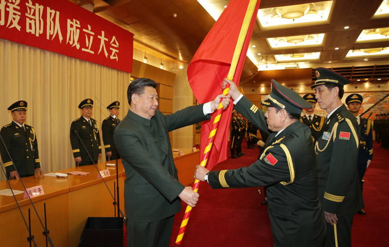 這是習(xí)近平將軍旗鄭重授予火箭軍司令員魏鳳和、政治委員王家勝。新華社記者 李剛 攝