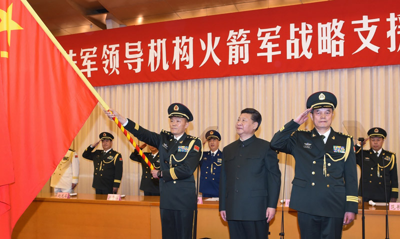 這是習(xí)近平將軍旗鄭重授予戰(zhàn)略支援部隊司令員高津、政治委員劉福連。新華社記者 李剛 攝