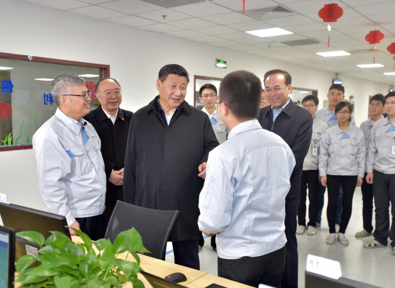 這是1月4日下午，習(xí)近平在重慶京東方光電科技有限公司技術(shù)研發(fā)中心與研發(fā)人員交流。新華社記者 李濤 攝