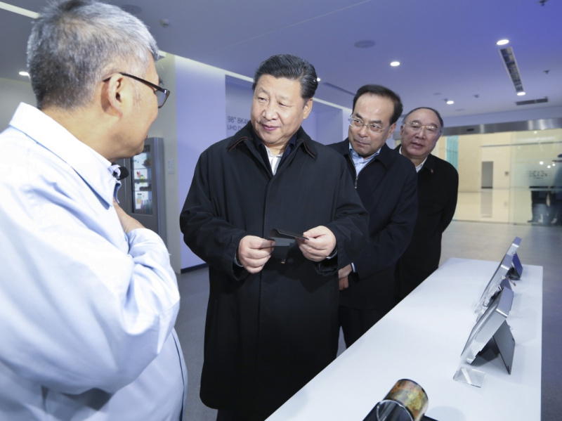這是1月4日下午，習(xí)近平在重慶京東方光電科技有限公司觀看企業(yè)產(chǎn)品展示。新華社記者 蘭紅光 攝
