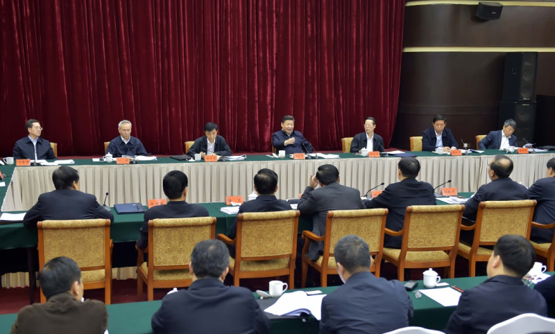 1月5日，中共中央總書記、國家主席、中央軍委主席習(xí)近平在重慶召開推動(dòng)長江經(jīng)濟(jì)帶發(fā)展座談會(huì)，聽取對(duì)推動(dòng)長江經(jīng)濟(jì)帶發(fā)展的意見和建議並發(fā)表重要講話。新華社記者 李濤 攝