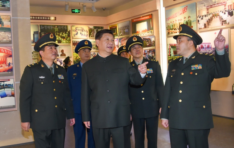 這是習近平視察集團軍軍史館。新華社記者 李剛 攝