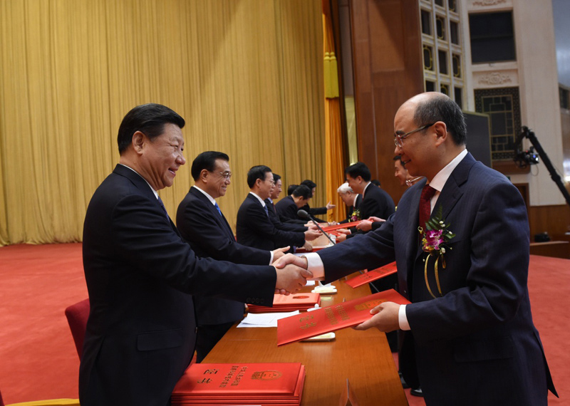 1月8日，2015年度國(guó)家科學(xué)技術(shù)獎(jiǎng)勵(lì)大會(huì)在北京人民大會(huì)堂隆重舉行。習(xí)近平等黨和國(guó)家領(lǐng)導(dǎo)人向獲獎(jiǎng)代表頒獎(jiǎng)。 新華社記者 饒愛民 攝