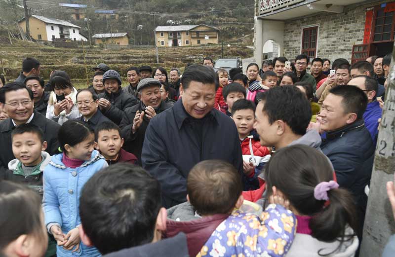 2月1日至3日，中共中央總書記、國家主席、中央軍委主席習(xí)近平來到江西，看望慰問廣大干部群眾和駐贛部隊。這是2月2日，習(xí)近平在井岡山市茅坪鄉(xiāng)神山村給鄉(xiāng)親們拜年，祝鄉(xiāng)親們生活幸福、猴年吉祥。新華社記者 謝環(huán)馳 攝
