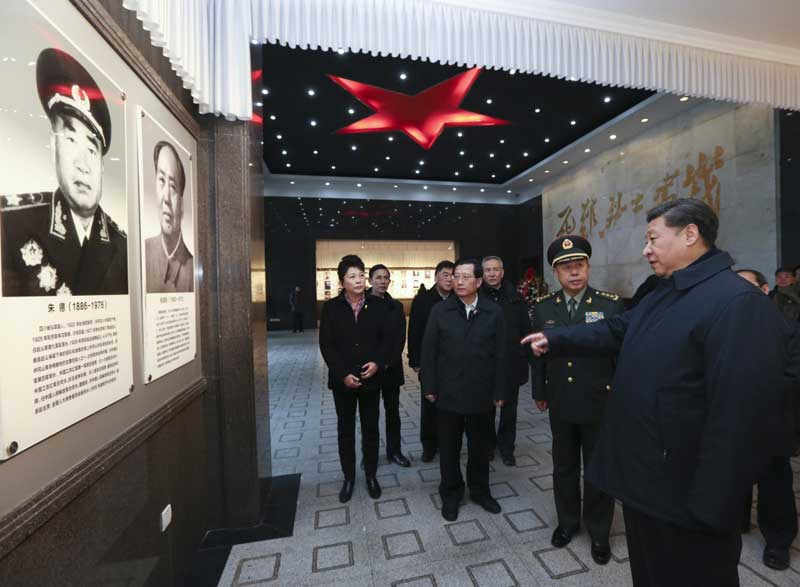 2月1日至3日，中共中央總書記、國家主席、中央軍委主席習(xí)近平來到江西，看望慰問廣大干部群眾和駐贛部隊(duì)。這是2月2日，習(xí)近平在井岡山革命烈士紀(jì)念堂開國元?jiǎng)渍掌瑺澢澳暋Ｐ氯A社記者 蘭紅光 攝