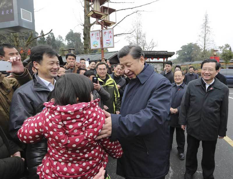 2月1日至3日，中共中央總書記、國家主席、中央軍委主席習(xí)近平來到江西，看望慰問廣大干部群眾和駐贛部隊(duì)。這是2月2日，習(xí)近平在井岡山八角樓革命舊址群參觀時(shí)，與村民們互動(dòng)。新華社記者 蘭紅光 攝