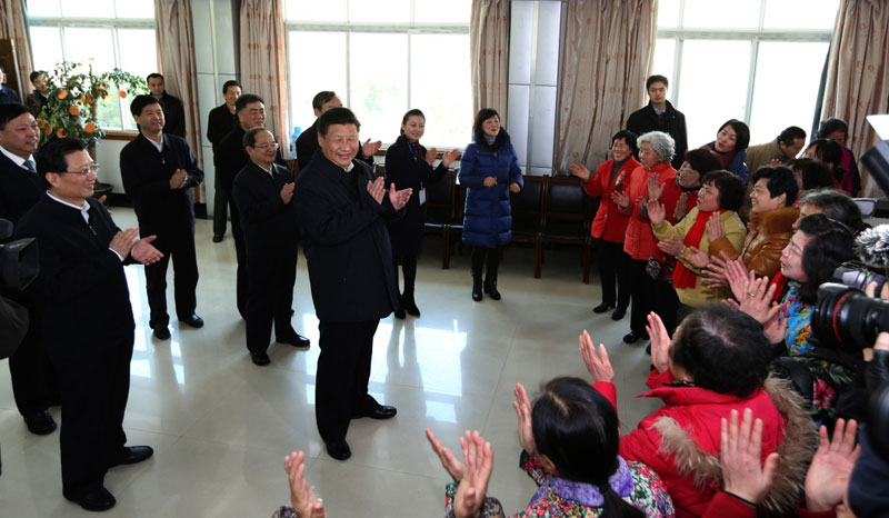 2月1日至3日，中共中央總書記、國家主席、中央軍委主席習(xí)近平來到江西，看望慰問廣大干部群眾和駐贛部隊(duì)。這是2月3日，習(xí)近平在南昌市東湖區(qū)彭家橋街道光明社區(qū)看望社區(qū)居民時(shí)，觀看社區(qū)合唱團(tuán)排練。新華社發(fā) 梁振堂 攝