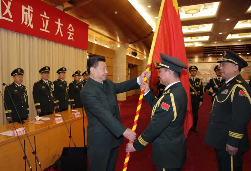 2月1日，中國人民解放軍戰(zhàn)區(qū)成立大會在北京八一大樓隆重舉行。中共中央總書記、國家主席、中央軍委主席習(xí)近平向東部戰(zhàn)區(qū)、南部戰(zhàn)區(qū)、西部戰(zhàn)區(qū)、北部戰(zhàn)區(qū)、中部戰(zhàn)區(qū)授予軍旗並發(fā)布訓(xùn)令。這是習(xí)近平將軍旗授予東部戰(zhàn)區(qū)司令員劉粵軍、政治委員鄭衛(wèi)平。新華社記者 李剛 攝
