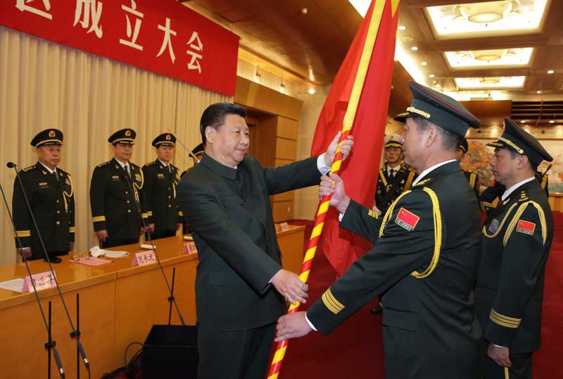 2月1日，中國人民解放軍戰(zhàn)區(qū)成立大會在北京八一大樓隆重舉行。中共中央總書記、國家主席、中央軍委主席習(xí)近平向東部戰(zhàn)區(qū)、南部戰(zhàn)區(qū)、西部戰(zhàn)區(qū)、北部戰(zhàn)區(qū)、中部戰(zhàn)區(qū)授予軍旗並發(fā)布訓(xùn)令。這是習(xí)近平將軍旗授予西部戰(zhàn)區(qū)司令員趙宗岐、政治委員朱福熙。 新華社記者 李剛 攝