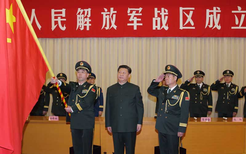 2月1日，中國人民解放軍戰(zhàn)區(qū)成立大會在北京八一大樓隆重舉行。中共中央總書記、國家主席、中央軍委主席習近平向東部戰(zhàn)區(qū)、南部戰(zhàn)區(qū)、西部戰(zhàn)區(qū)、北部戰(zhàn)區(qū)、中部戰(zhàn)區(qū)授予軍旗並發(fā)布訓令。這是習近平將軍旗授予中部戰(zhàn)區(qū)司令員韓衛(wèi)國、政治委員殷方龍。 新華社記者 李剛 攝