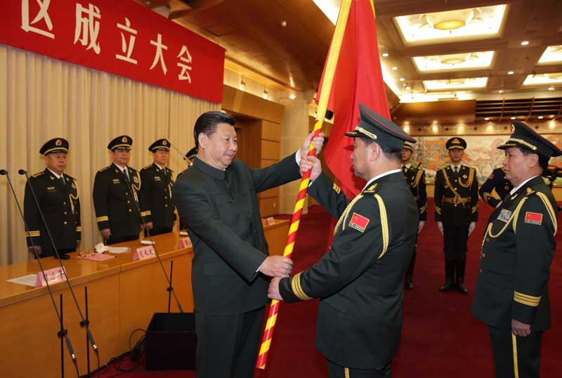 2月1日，中國人民解放軍戰(zhàn)區(qū)成立大會(huì)在北京八一大樓隆重舉行。中共中央總書記、國家主席、中央軍委主席習(xí)近平向東部戰(zhàn)區(qū)、南部戰(zhàn)區(qū)、西部戰(zhàn)區(qū)、北部戰(zhàn)區(qū)、中部戰(zhàn)區(qū)授予軍旗並發(fā)布訓(xùn)令。這是習(xí)近平將軍旗授予北部戰(zhàn)區(qū)司令員宋普選、政治委員褚益民。 新華社記者 李剛 攝