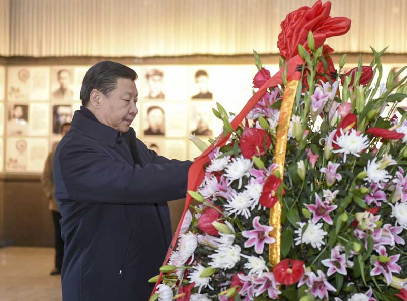 2月1日至3日，中共中央總書記、國家主席、中央軍委主席習(xí)近平來到江西，看望慰問廣大干部群眾和駐贛部隊。這是2月2日，習(xí)近平在井岡山革命烈士陵園向革命烈士敬獻花籃。新華社記者 謝環(huán)馳 攝