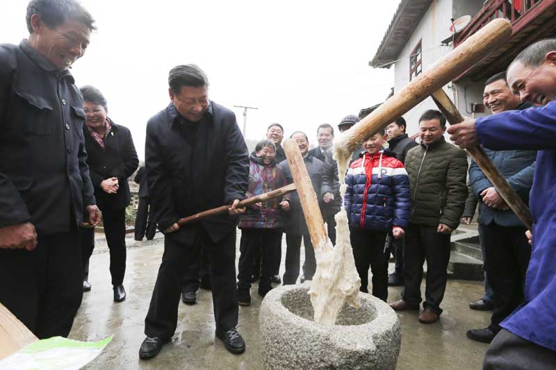 2月1日至3日，中共中央總書記、國家主席、中央軍委主席習近平來到江西，看望慰問廣大干部群眾和駐贛部隊。這是2月2日，習近平在井岡山市茅坪鄉(xiāng)神山村同村民一起打糍粑。新華社記者 蘭紅光 攝
