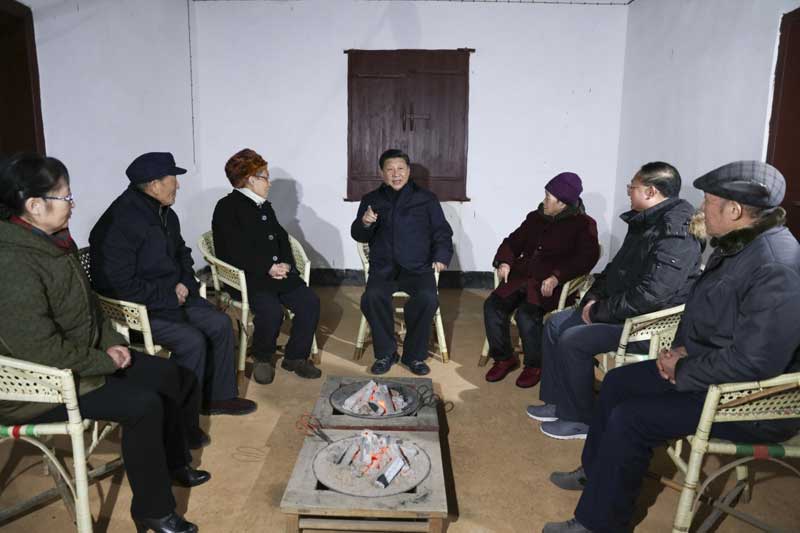 2月1日至3日，中共中央總書記、國家主席、中央軍委主席習近平來到江西，看望慰問廣大干部群眾和駐贛部隊。這是2月2日，習近平在井岡山八角樓革命舊址群看望革命烈士后代和先進人物代表，同他們親切交談。新華社記者 蘭紅光 攝